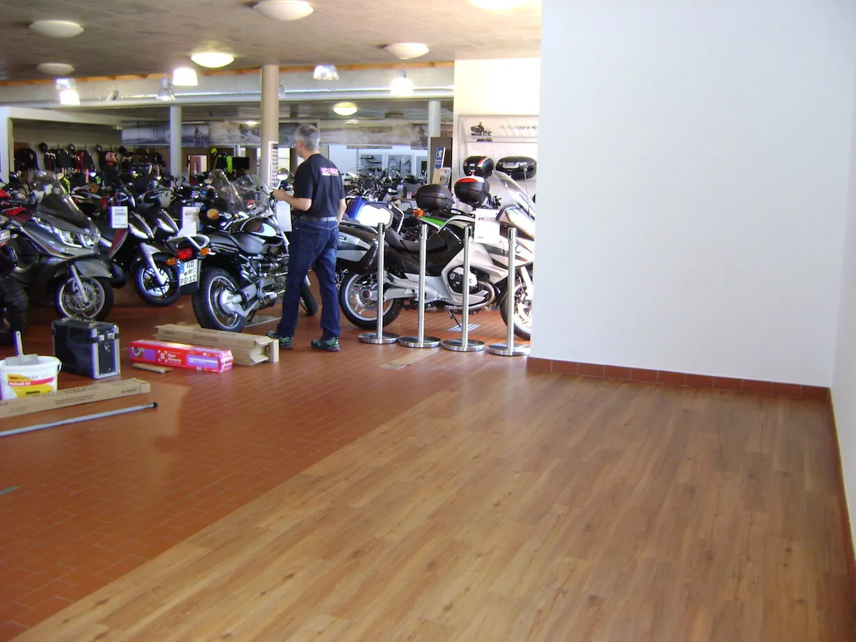 Designbelag im Verkaufsraum von Motorrad Hechler