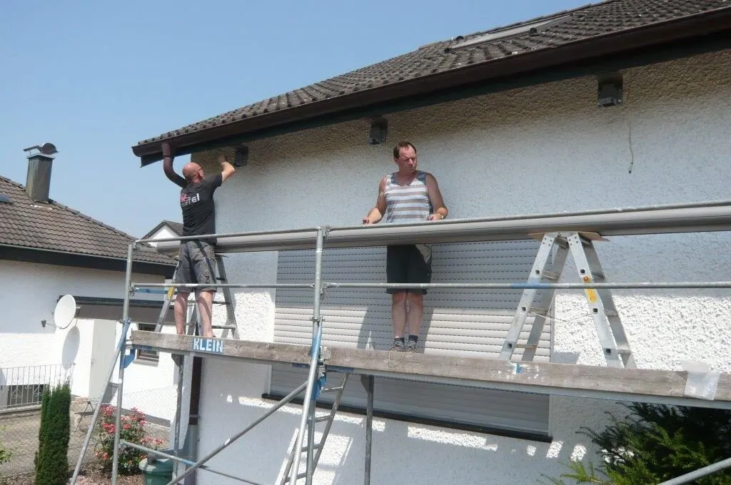 Montage einer Kassettenmarkise auf einem Gerüst an einem Wohnhaus in Hohenmemmingen