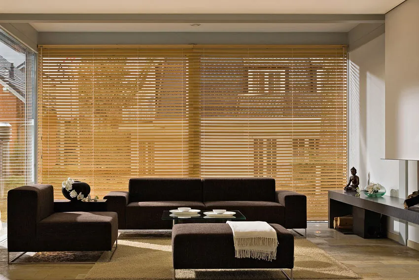 Wohnzimmer mit Holz-Jalousien als Sicht- und Sonnenschutz im warmen Nachmittagslicht